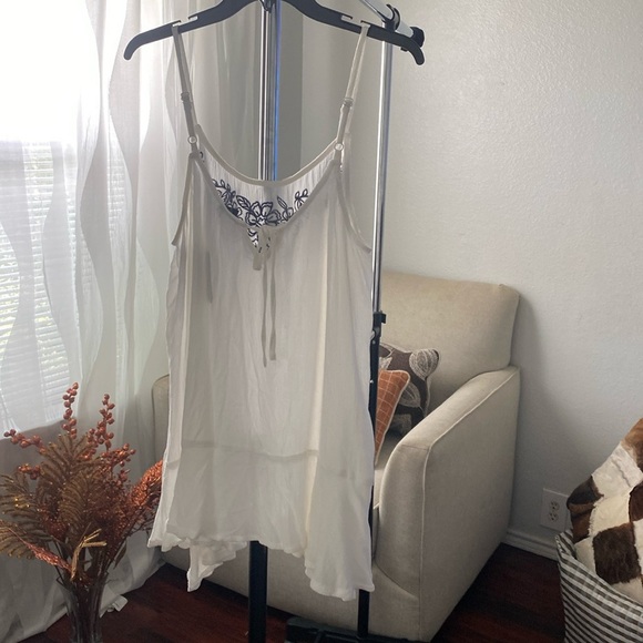 TORRID   floral thin strap tank top Embroidery Women’s Size 1 ( I - 22 ) - Picture 2 of 6